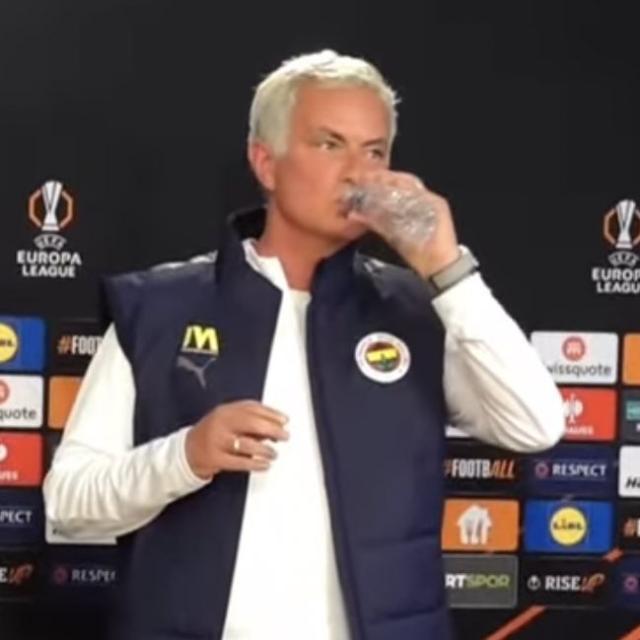 1729696875679023963.jpg 最新开云体育网址入口-穆帅迎滕圣:曼联学会信任教练,依然期待亚军转正