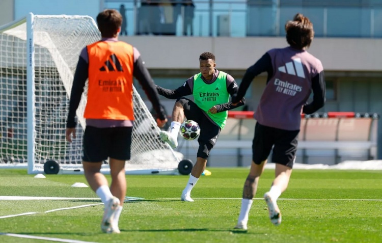 开云体育网址-皇马官方报球队训练：卡雷拉斯进行部分合练，姆巴佩也参与其中