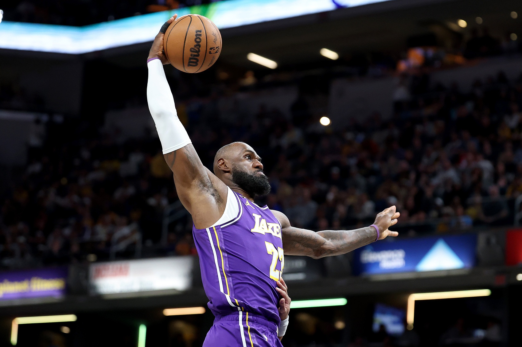 NBA球员收入哪家强？乔丹45亿居首 LBJ压奥胖 科五库六&amp;三少前十